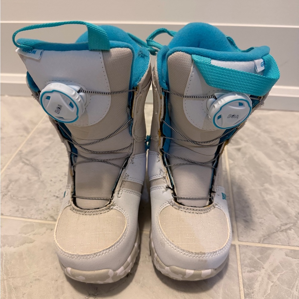 Burton Kids Grom BOA Snowboard Boots in Teal and Black